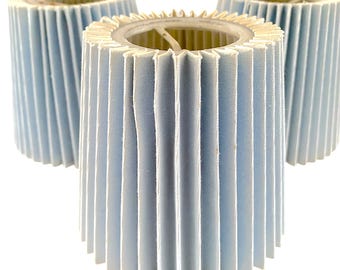 Puede incluir: Tres pantallas de lámpara plisadas de color azul claro con interior blanco.