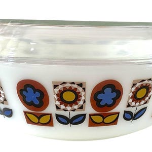 Vintage Pyrex Casserole Dish with Lid: Retro Flower Motive, JAJ England