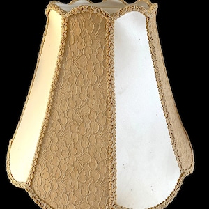 Seltene Vintage Handgemachte Französische Pariser Stadt Chic Lampenschirm. Eleganter Cremeweißer Champagner Satin und Spitze. Schöne Details.