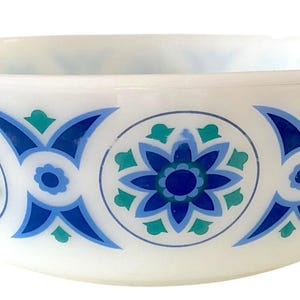 Zeelelie. JAJ Pyrex-achtige open schaal met handvatten. Vintage jaren 70. Zonder deksel.