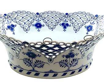 Grande corbeille à fruits ovale antique en dentelle bleu royal de Copenhague, n° 1059, cannelée et centre de table. 1889-1922 Très rare. Petites réparations/défauts