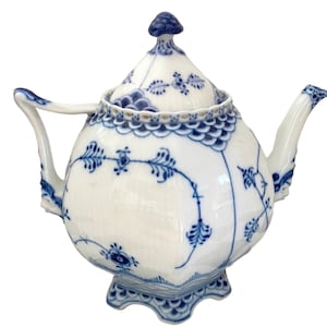 Rarely Offered Royal Copenhagen Gargoyle Full Lace Blue Fluted No. 1118/No. 137.  Denmark 1. Class Premium Lidded Tea Pot. Fine Condition