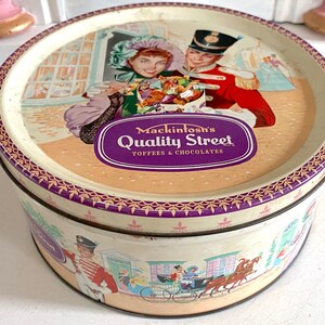 Vintage 1950s English Tin Can. Lovely Edwardian Romance Art Work Motive. Pink and Pastels. Quality Street Classic. zdjęcie 5