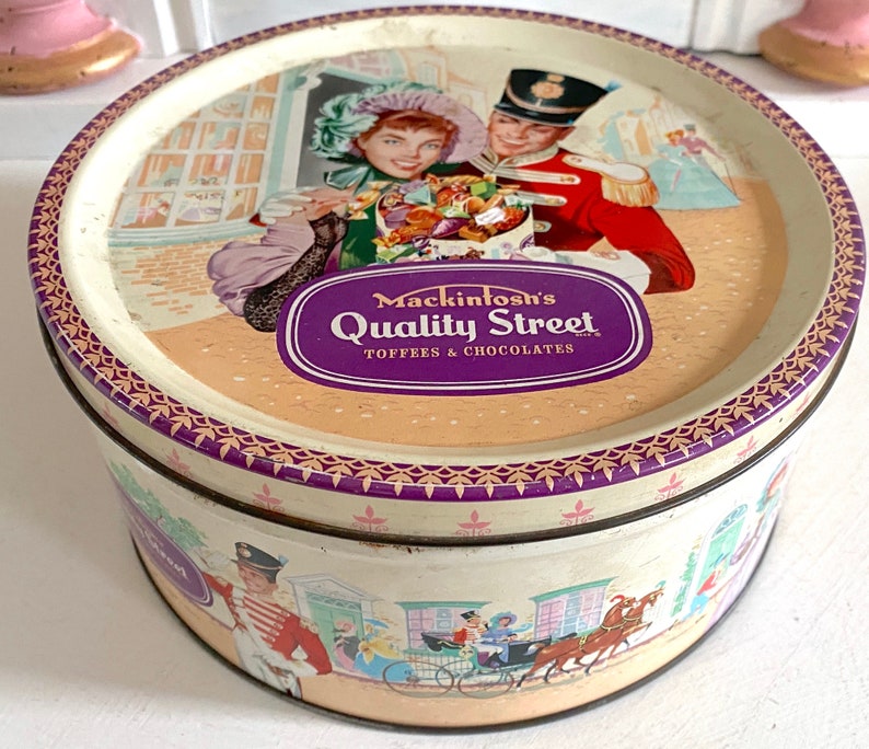 Vintage 1950s English Tin Can. Lovely Edwardian Romance Art Work Motive. Pink and Pastels. Quality Street Classic. zdjęcie 5