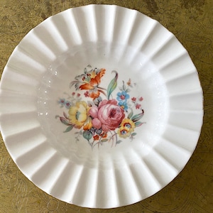 Bellissimo piatto rotondo Lyngby Denmark a forma di ventaglio. Botaniche nordiche dipinte a mano. Rifiniture dorate. Da collezione vintage. Diametro 15 cm