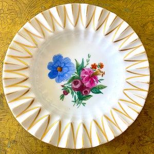 Bellissimo piatto rotondo Lyngby Denmark a forma di ventaglio. Botaniche nordiche dipinte a mano. Rifiniture dorate. Da collezione vintage. Diametro 15 cm