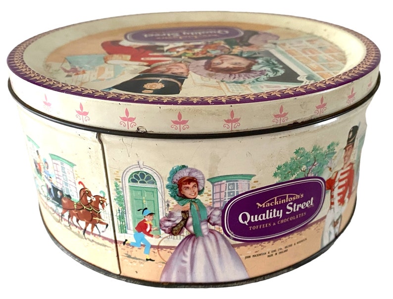 Vintage 1950s English Tin Can. Lovely Edwardian Romance Art Work Motive. Pink and Pastels. Quality Street Classic. zdjęcie 4