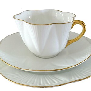 Schöne Vintage Shelley Regency Weiß mit Gold Teetasse und Untertasse.  Feines Knochenporzellan. England. Option für Seitenplatte. Im Menü auswählen