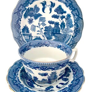 Echtes altes Weiden-Gold-Trim-Teetasse und Untertassen-Set. Blaues und weißes Porzellan. Keine Mark. Side Plate Option im Menü auswählen