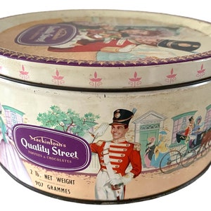 Vintage 1950s English Tin Can. Lovely Edwardian Romance Art Work Motive. Pink and Pastels. Quality Street Classic. zdjęcie 6