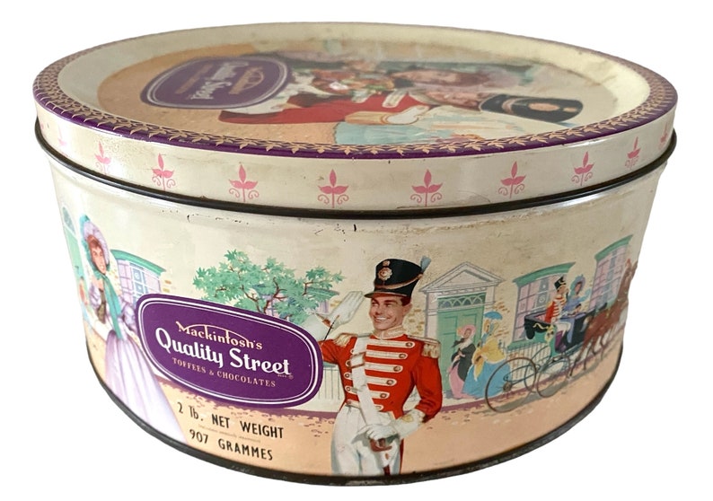 Vintage 1950s English Tin Can. Lovely Edwardian Romance Art Work Motive. Pink and Pastels. Quality Street Classic. zdjęcie 6