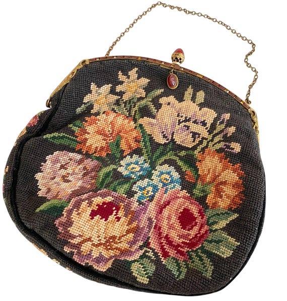 Monedero antiguo con broche bordado a mano: arte popular
