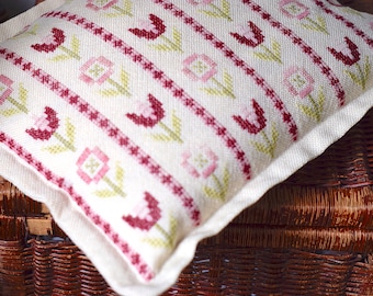 Vintage Wollkissen: Handgestickte rosa Tulpen, 1950s Nordic Art