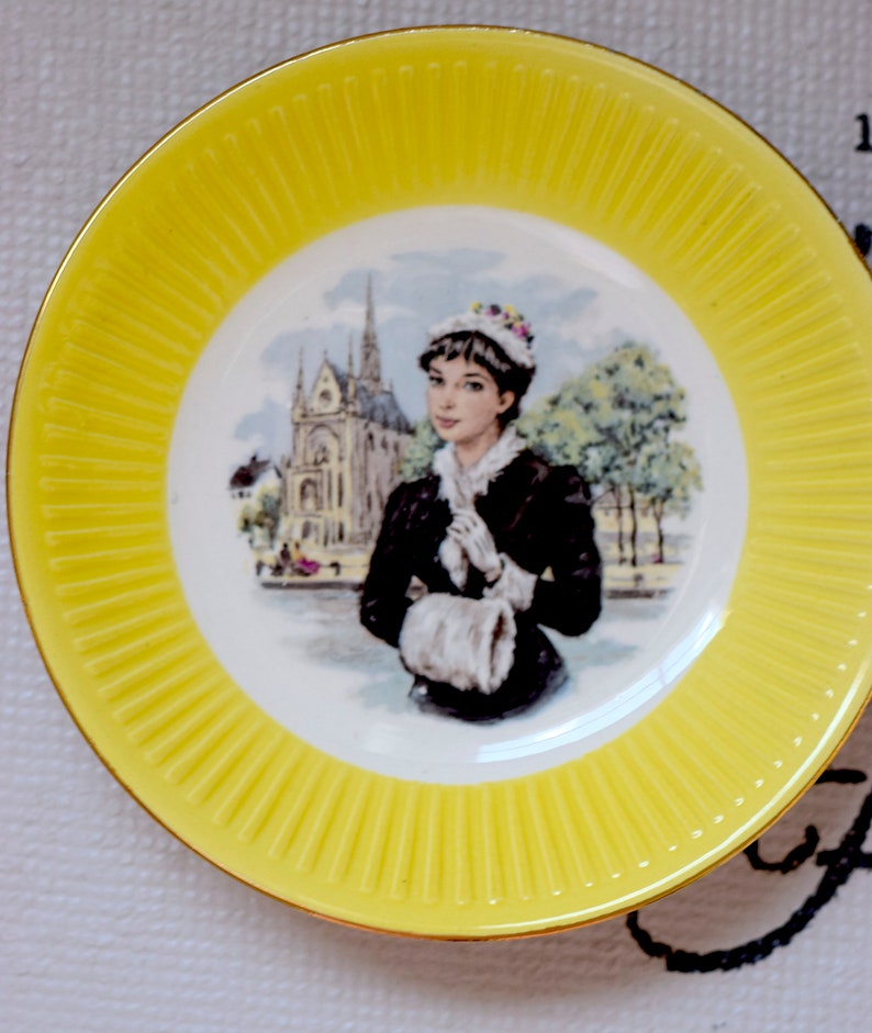 Vintage Egersund 1950s Decorative Candy Plates. Elegant Romantic Era Ladies Motive. Made in Norway. Fine Heirloom Quality. Collectors Item image 4