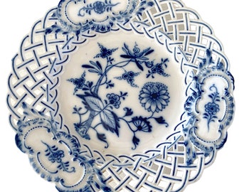 Assiette ronde en dentelle classique fleur d'oignon bleu. Antiquités de Meissen, 1815-1870, porcelaine fine bleue et blanche des années 1815-1870. AVEC DES DÉFAUTS