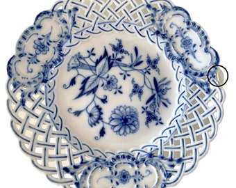 Assiette ronde en dentelle classique fleur d'oignon bleu. Antiquités de Meissen, 1815-1870, porcelaine fine bleue et blanche des années 1815-1870. Défauts mineurs.