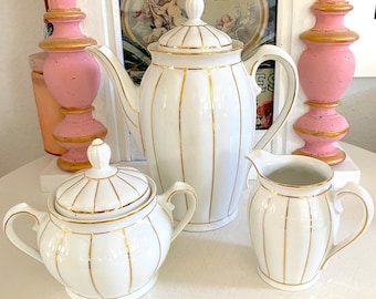 Belles ménagères vintage de style Empire en porcelaine blanche et dorée. Choisissez une théière/cafetière, un sucrier avec couvercle ou un crémier. Pas de tampon