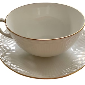 Royal Copenhagen Josephine Off White ze złotem. Filiżanka do herbaty/spodek. Vintage 1960s Denmark. Pierwsza klasa. Sprzedano zestaw Jedna filiżanka/jeden spodek.