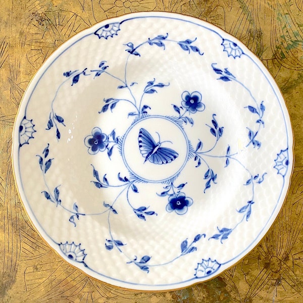 Plato para pastel o pan con forma de mariposa de Bing & Grondahl Kipling, de una reliquia poco común, con detalles dorados. Hermosa textura. Dinamarca, década de 1950. Vendido por plato
