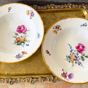 Plato hondo antiguo Bing & Grøndahl con diseño de flores sajonas. Muy raro, Dinamarca, década de 1890. Detalles dorados. Se vende por plato. Seleccionar en el menú