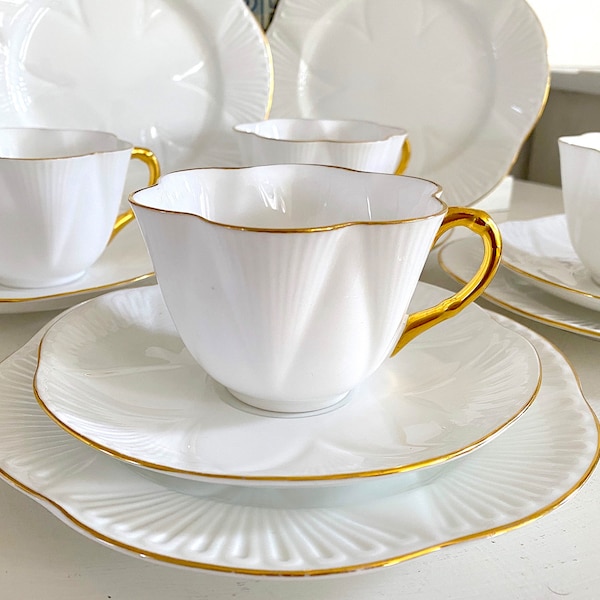 Hermoso vintage Shelley Regency blanco con taza de té dorada y juego de platillos. Porcelana de hueso fino. Inglaterra. Opción de placa lateral. Seleccionar en Menú