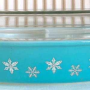 Pyrex ovale ovenschaal met deksel en handvatten in de vorm van een sneeuwvlok. Turkooisblauw. Vintage jaren 1950.