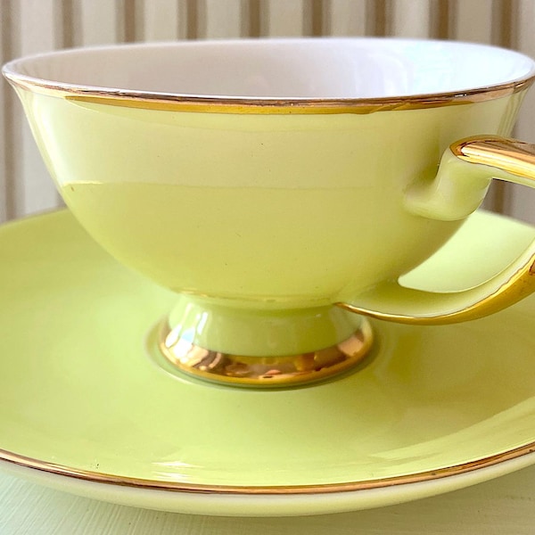 Paris Cafe Stor tekopp med fat. Pastell chartreuse gul. Guldfärgad accent. Vintage fransk