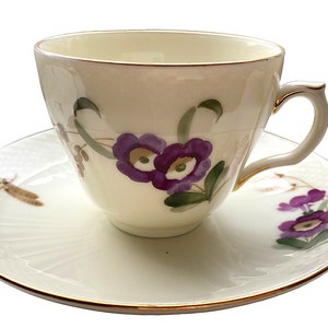 Conjunto de café raro e antigo Royal Copenhagen Aurikel, xícara e pires. Dinamarca, década de 1940-50. Qualidade premium de herança. Opção de prato para bolo.