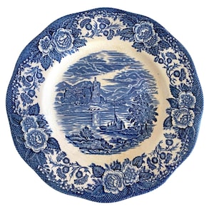 Vintage English Enoch Wedgwood Lochs of Scotland Blue and Cream White. Fajance Flat Luncheon Plate 22 cm Diameter