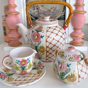 Seltene Illona Vintage Glasierte Keramik Tee Servier Set Stücke. Wunderschönes Korbgeflecht Blumenkunst. Dänemark Hand Made Klassiker. Im Menü auswählen