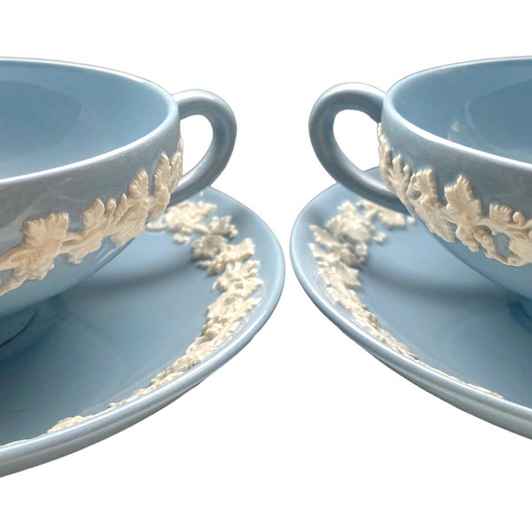 Tasse à soupe vintage rare et soucoupe. Wedgwood Queensware Etruria Barlaston. Relief floral bleu lavande émaillé. Vendu par lot.