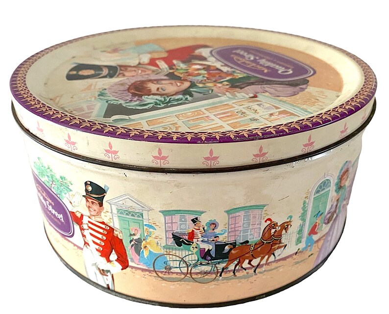 Vintage 1950s English Tin Can. Lovely Edwardian Romance Art Work Motive. Pink and Pastels. Quality Street Classic. zdjęcie 1