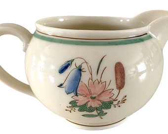 Rara jarra de leche con crema pequeña Karup de Royal Copenhagen. Motivo botánico pastel Art Nouveau. 1. Clase. Dinamarca años 1940.