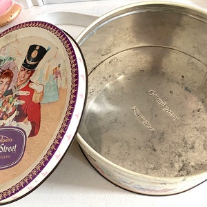 Vintage 1950s English Tin Can. Lovely Edwardian Romance Art Work Motive. Pink and Pastels. Quality Street Classic. zdjęcie 3