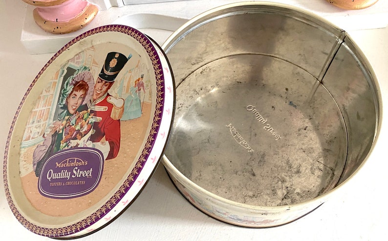 Vintage 1950s English Tin Can. Lovely Edwardian Romance Art Work Motive. Pink and Pastels. Quality Street Classic. zdjęcie 3