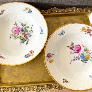 Plato hondo antiguo Bing & Grøndahl con diseño de flores sajonas. Muy raro, Dinamarca, década de 1890. Detalles dorados. Se vende por plato. Seleccionar en el menú