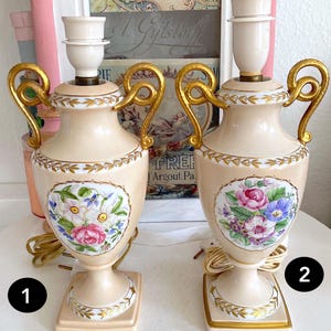 Lámpara de porcelana estilo imperio neoclásico con asas. Hermosos ramos de rosas y anémonas artesanales. Intenso detalle dorado. Seleccione en el menú.