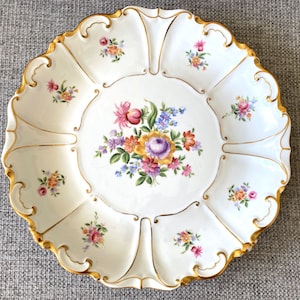 Vassoio grande in porcellana JL Menau. 30 cm. Dipinto a mano con motivi floreali rococò, accenti dorati, antico.