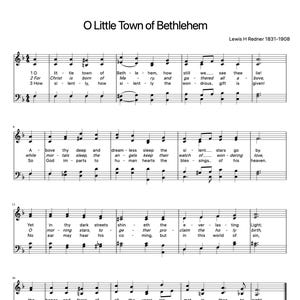 Pode incluir: Partitura da canção de Natal "O Little Town of Bethlehem" de Lewis H. Redner. As notas musicais são pretas sobre fundo branco, com a letra por baixo. O título está no topo.