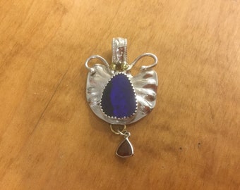 Colgante de plata de ley con forma de mariposa y ópalo azul australiano