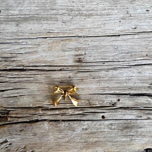 Carl Art / 12K Gild Filled / Bow Brooch / Open Work / Marked CA / With Arrow