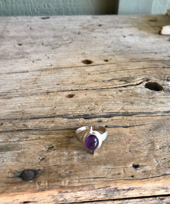 Sterling Silver / Oval Shape / Amethyst Gemstones / Bezel Set / Open Back / Curved Points / Raised Setting / February Birthstone / Size 9