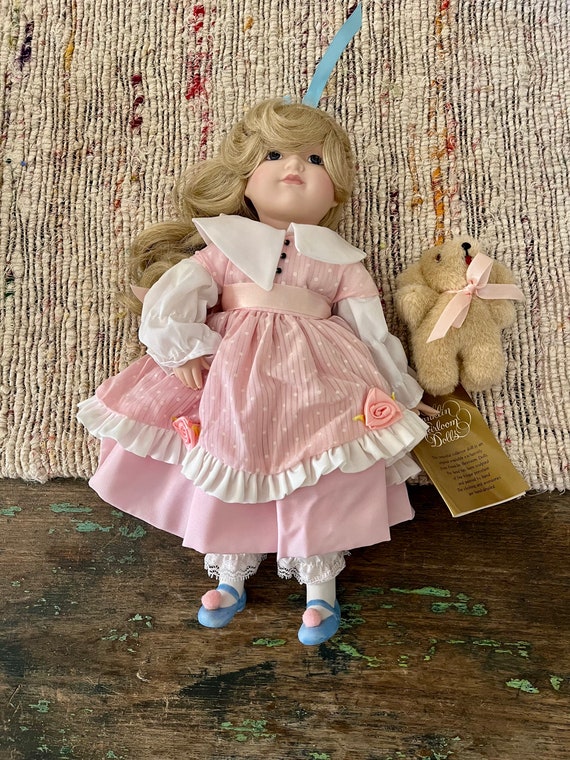 Franklin Heirloom Dolls / Goldilocks / Blond Hair / Pink and White
