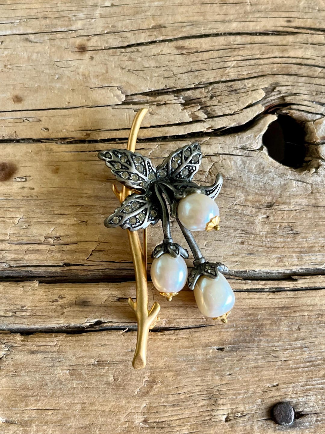 Broche Vintage Fleur Relief Avec Cristaux Et Perle – Style Rétro, Bijou Ancien Pour Collectionneurs