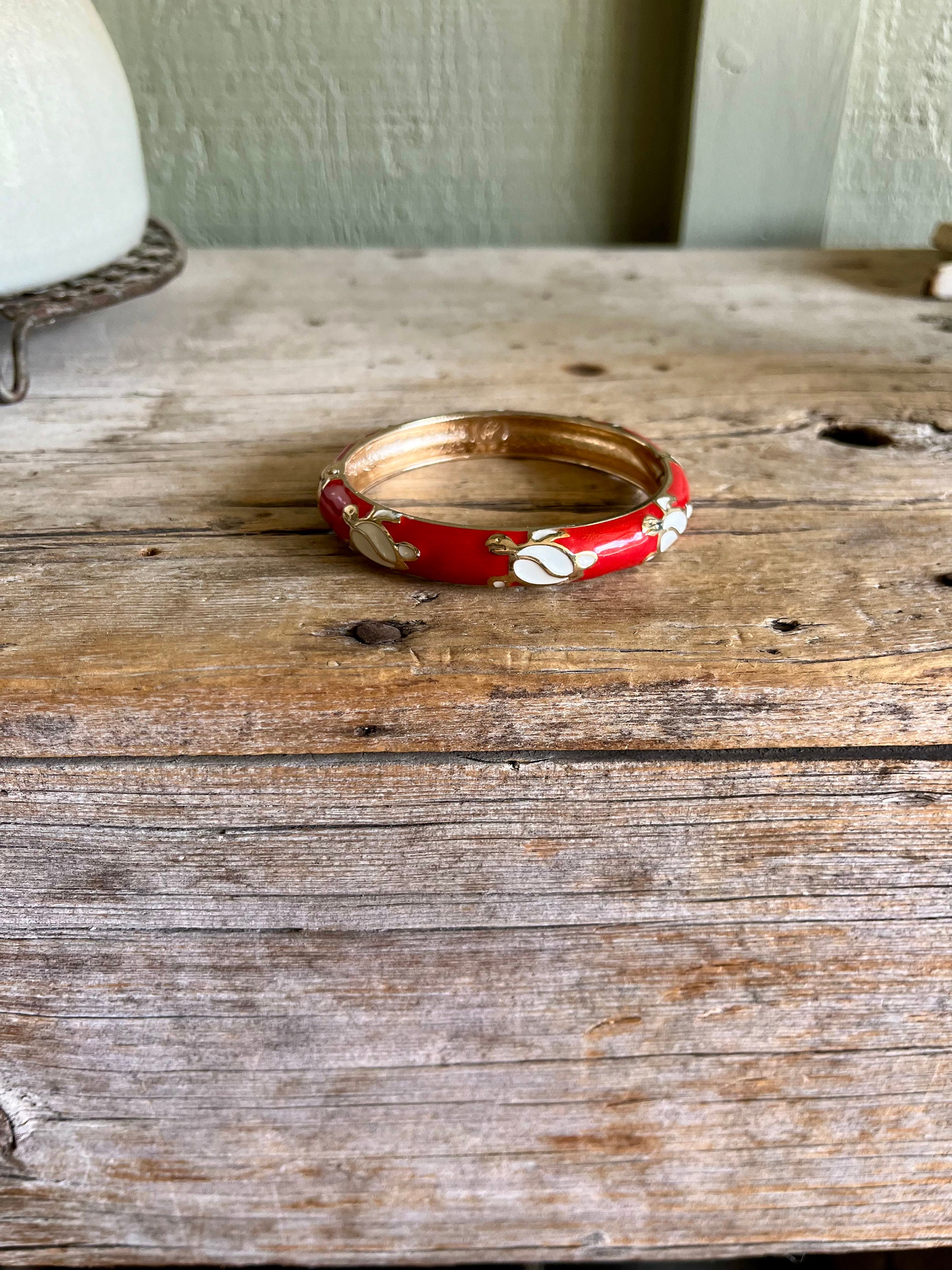 Bangle Bracelet / Jiu Long Zing / Gold Tone / Hinged Bangle