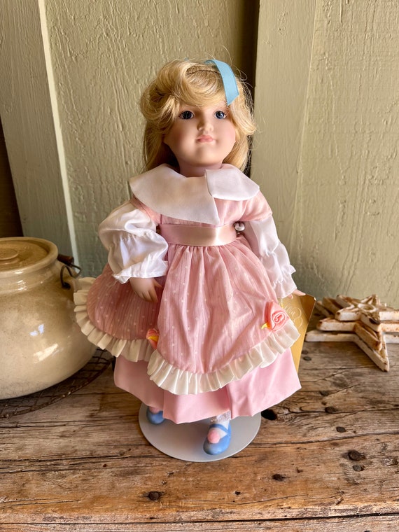 Franklin Heirloom Dolls / Goldilocks / Blond Hair / Pink and White