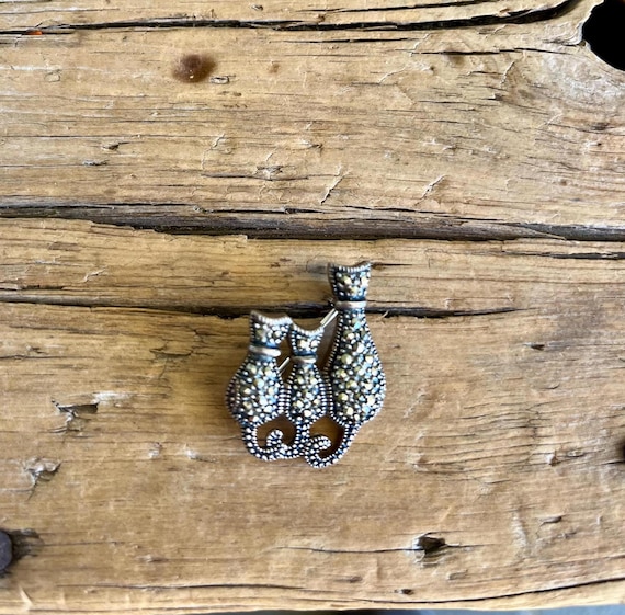 Sterling Silver / Kitty Cats Brooch / 3 Cats / Trio of Cats / Marcasite Stones / Large Cat / 2 Smaller Cats / Marked W / 1 Inch Wide