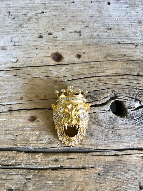 Gold Tone / Rhinestone Pendant / Crowned Lion / Li