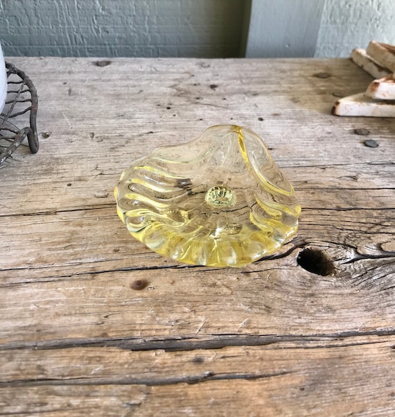 glass jewelry shell light 。: Glass Shell ⁄ Light Yellow ⁄ Footed ⁄ Tri Footed ⁄ Transparent