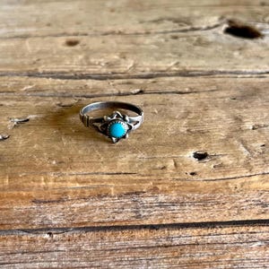 Bell Trading Post / Sterling Silver / Turquoise Gemstone / Sawtooth Bezel / Split Shank / Floral / Size 6 / Southwestern / Native American